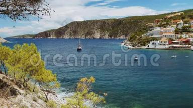 炎热的夏天，游艇在海湾航行. 希腊阿索斯村和基法洛尼亚岛海岸的背景